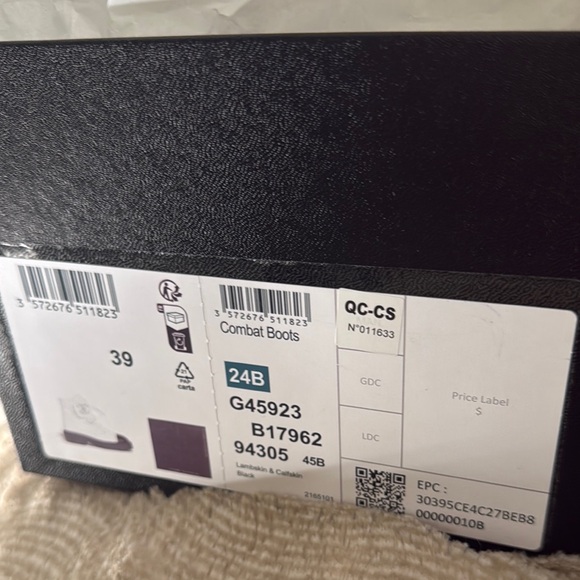 CHANEL Lambskin & Calfskin Combat Boots/Glossy Leather - Picture 5 of 9